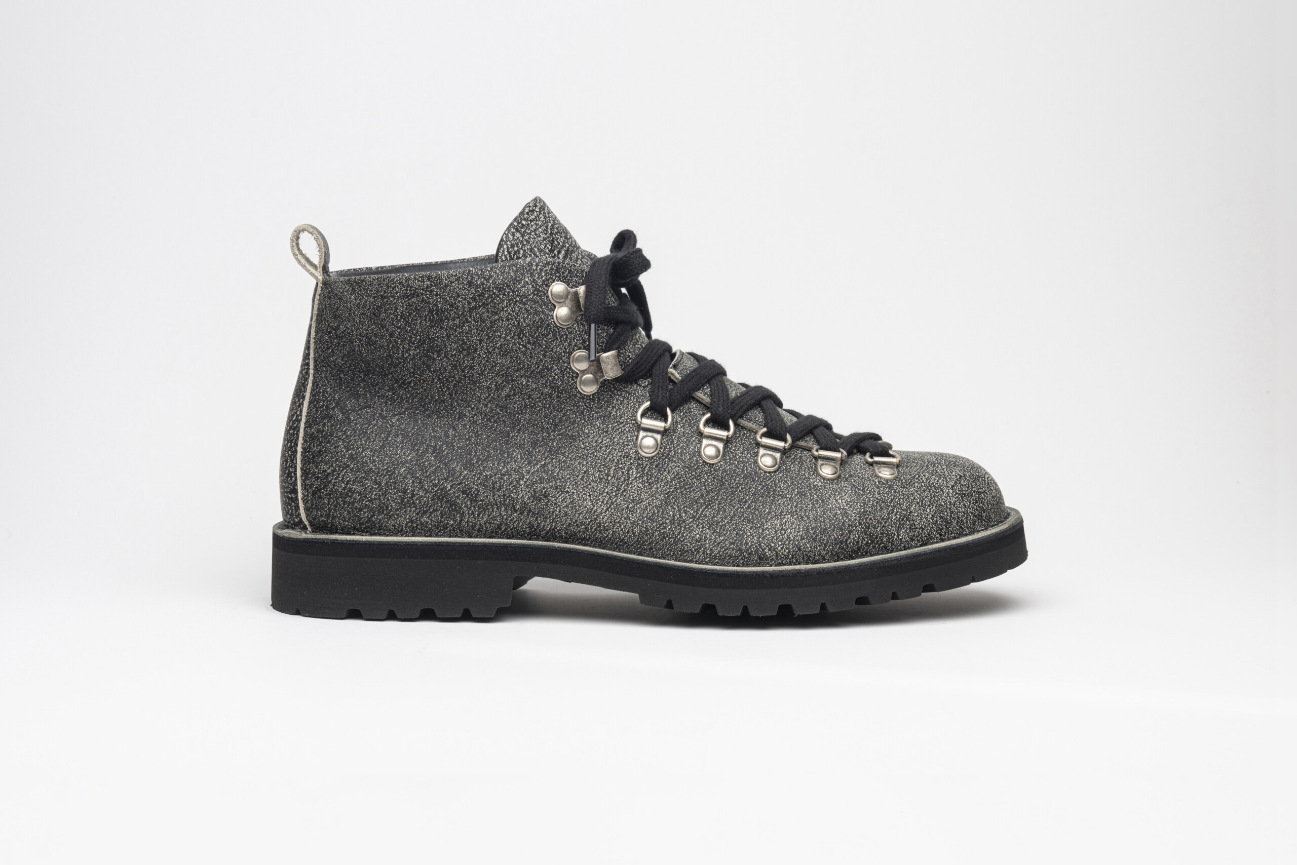 Fracap presents the Magnifico shoes: Italian tradition and quality. HandMade of vegetable tanned leather and suede with a vibram sole, ideal for every look.