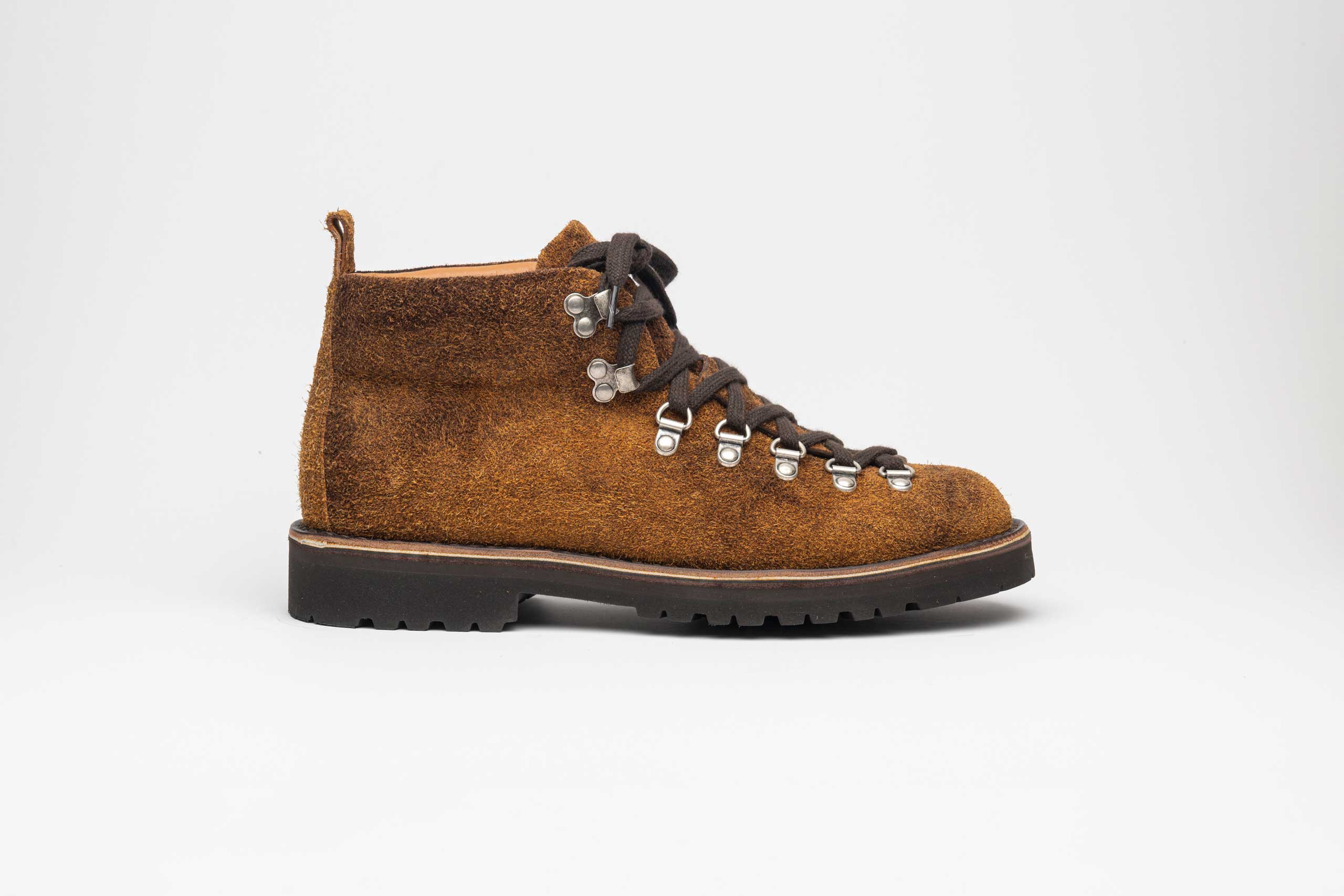 Fracap presents the Magnifico shoes: Italian tradition and quality. HandMade of vegetable tanned leather and suede with a vibram sole, ideal for every look.