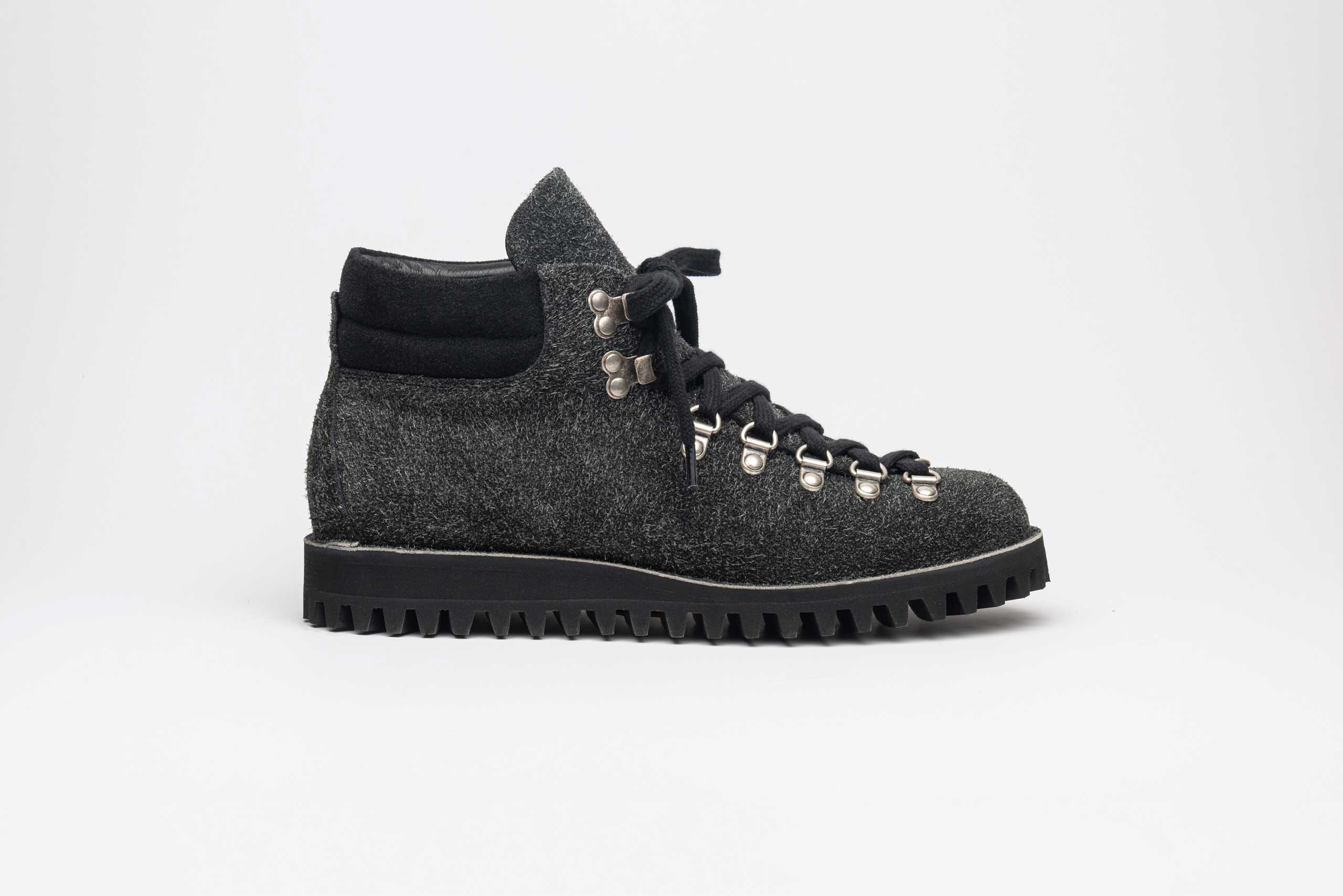 Fracap M127 Boots handcrafted with premium Italian calf leather.Made to order with exceptional craftsmanship.These shoes offer a timeless style and comfort.