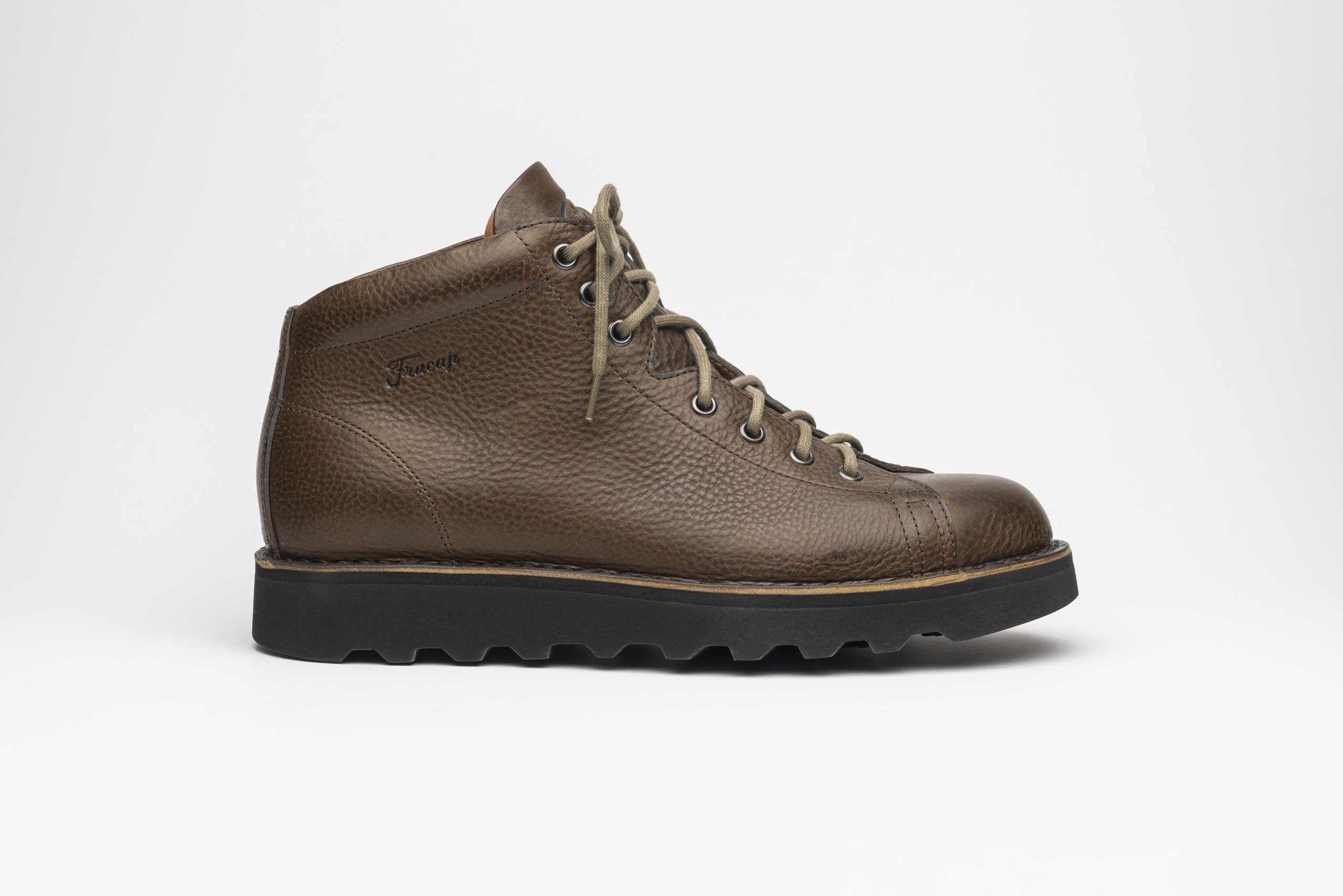 Fracap presents the Explorer boots: Italian tradition and quality. HandMade of vegetable tanned leather with a vibram sole. Ideal for every look.