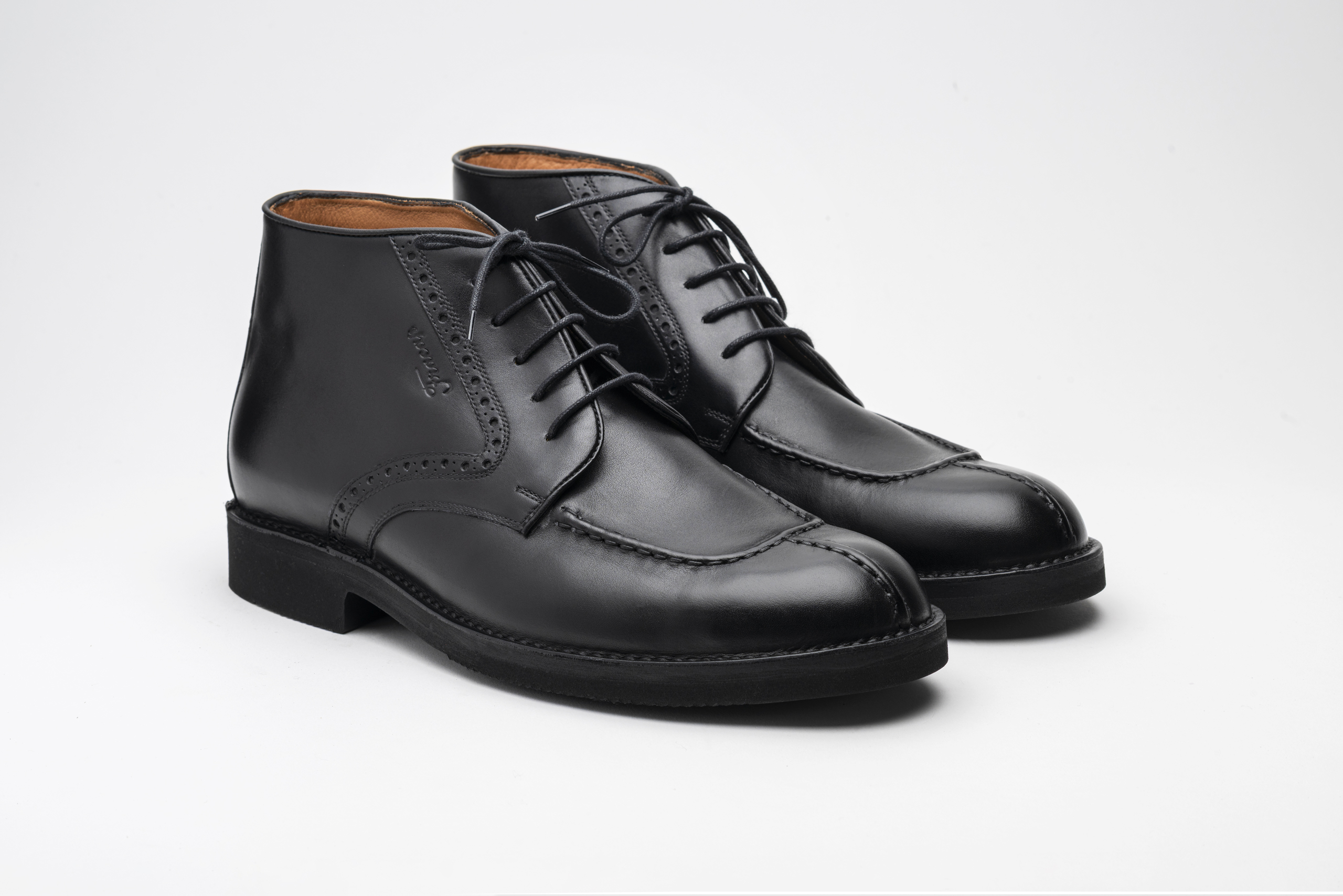 Derby C410 Black UPPER ~ Black full-grain Calfskin LINING ~ Natural Aniline Calfskin MIDSOLE ~ Black OUTSOLE ~ Black Rubber Vibram ~IDEAL CONSTRUCTION ~
